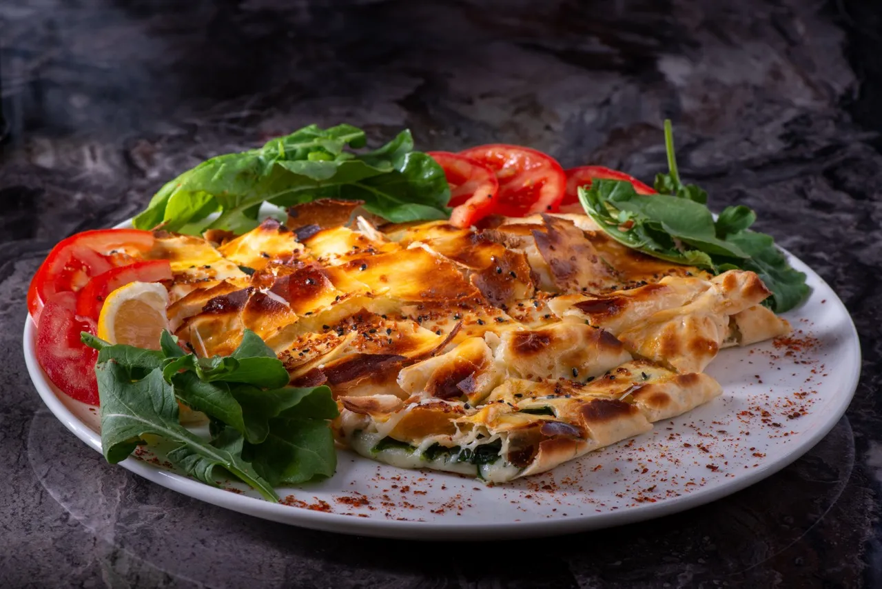 Ispanaklı Lorlu Kaşarlı Pide